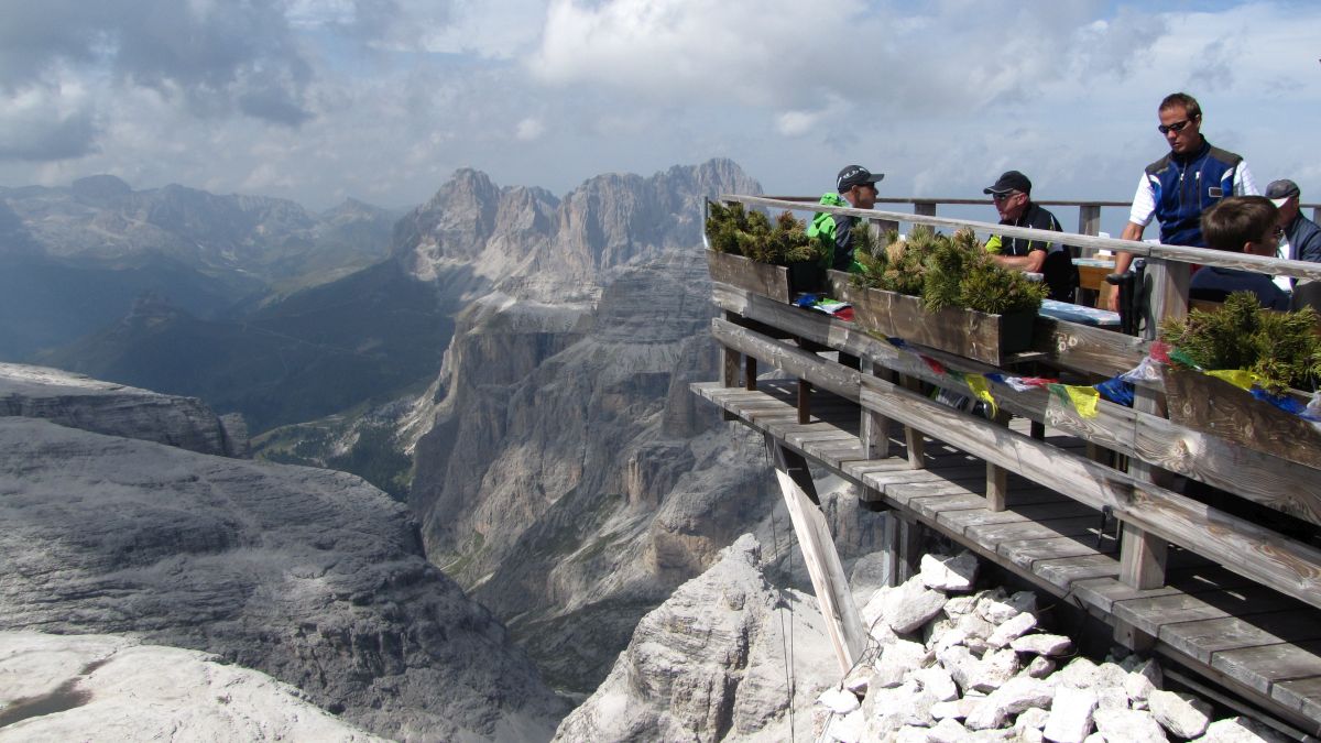 ziemlich hochgelegener Biergarten