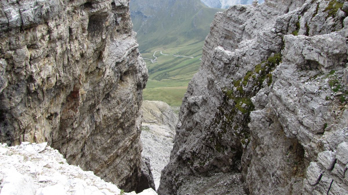 ISchlucht mit Weg hinunter