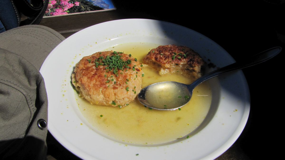 zur Stärkung gibt es Leberknödelsuppe