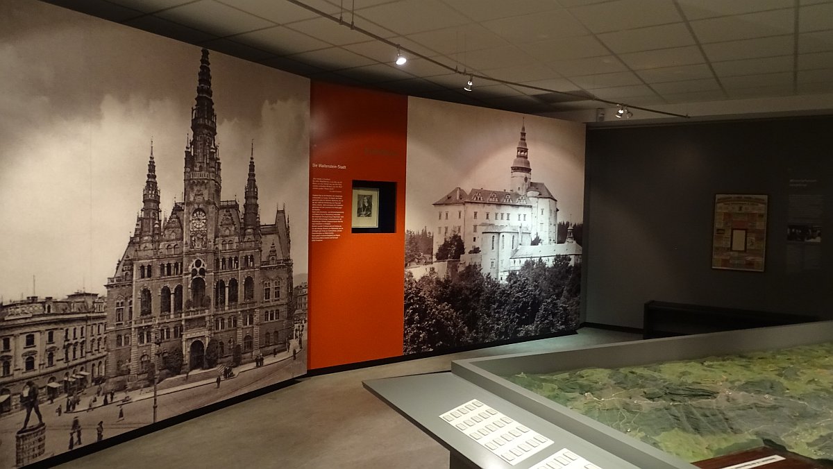 im Isergebirgsmuseum, alte Fotografien von Reichenberg und Schloss Friedland