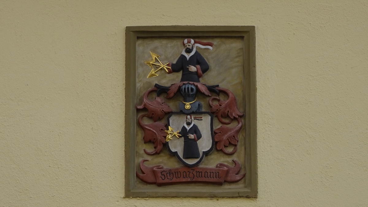 Wappen an Hausfassade