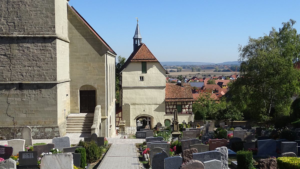 Friedhof in der Burgbernheimer Kirchenburg