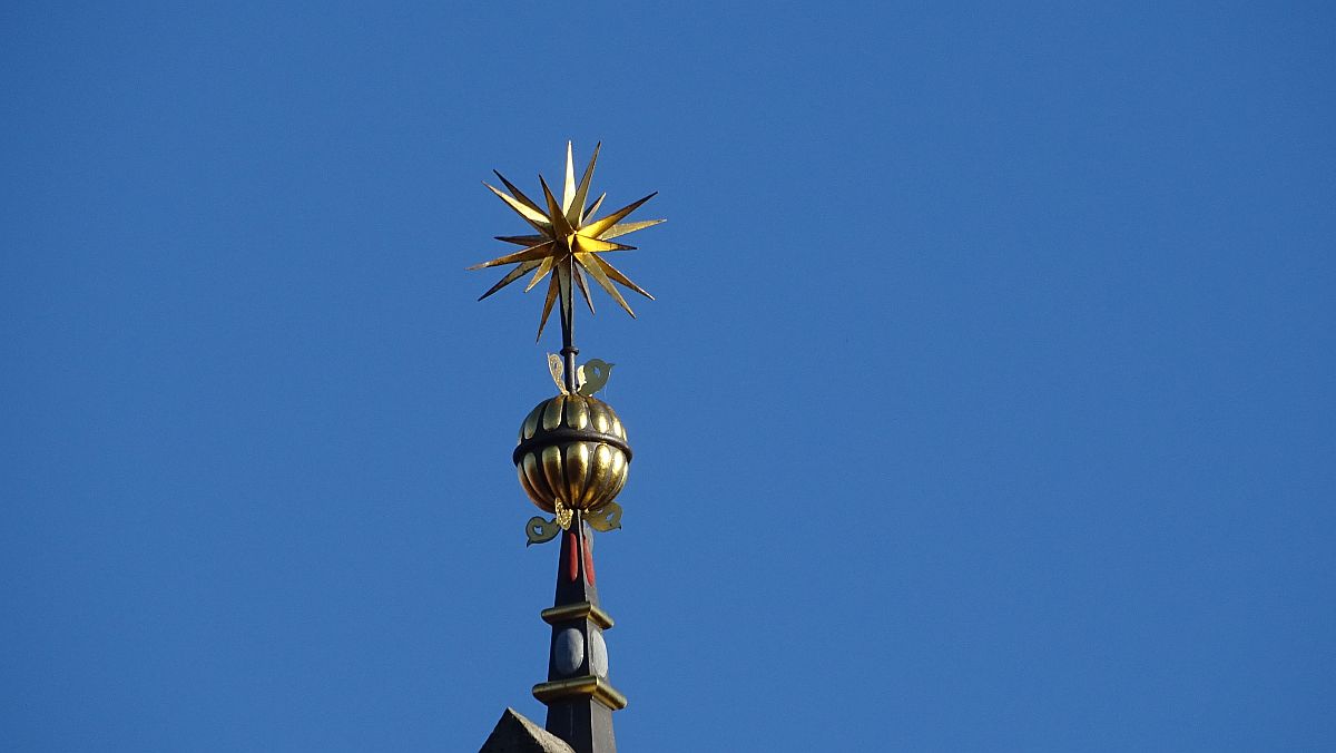 goldene Turmspitze