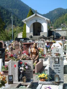 irgendwo zwischen Graz und Venedig, den Friedhof nach zu urteilen bereits in Italien