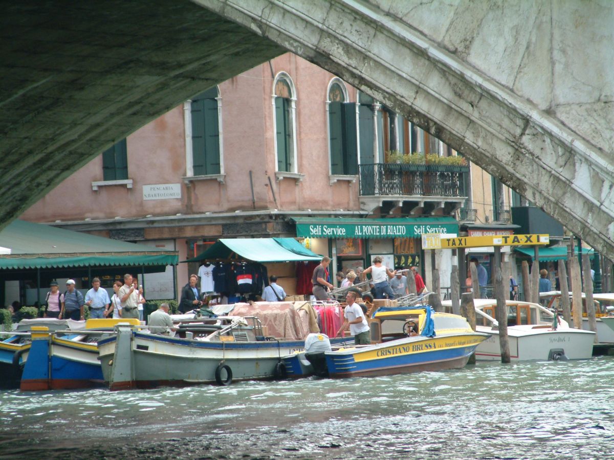 Blick durch die Rialtobrücke