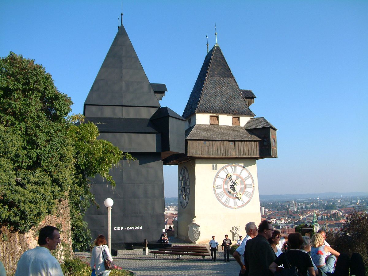 Uhrenturm mit seinem Schattenturm, einem Kunstwerk