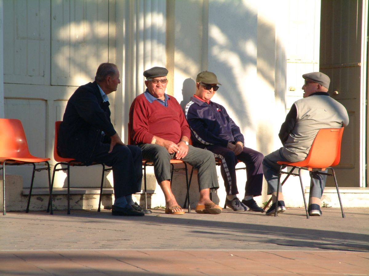 Alte Männer beim Dorftratsch