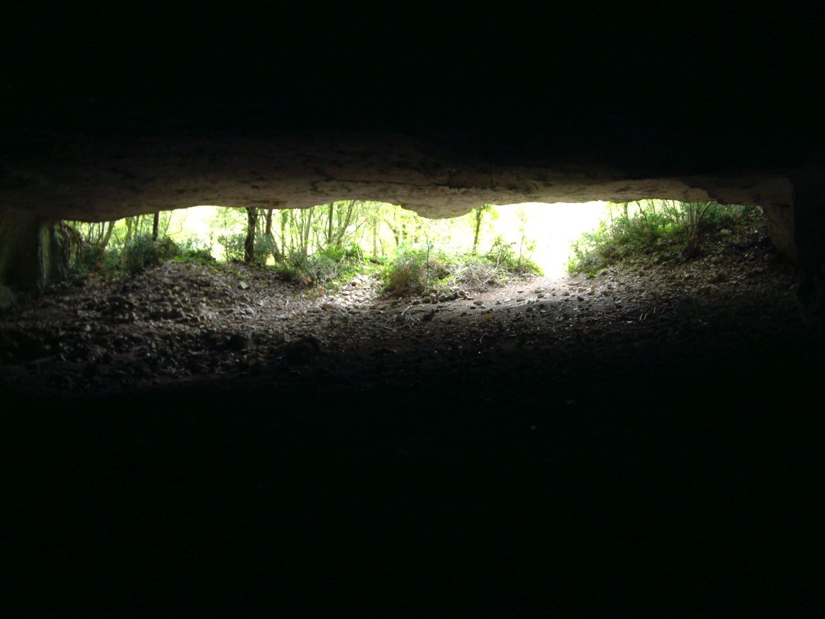 Höhle an der Eremo di S. Eustachio in Dòmora