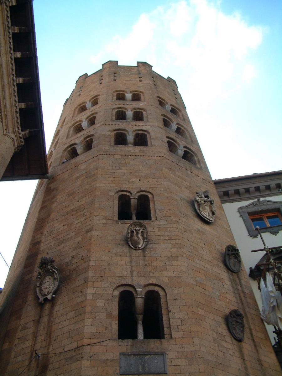 Turm an der Piazza Repubblica 