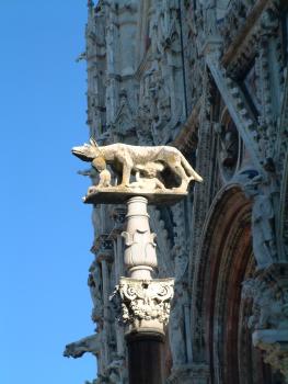 Die nährende Wölfin am Dom von Siena