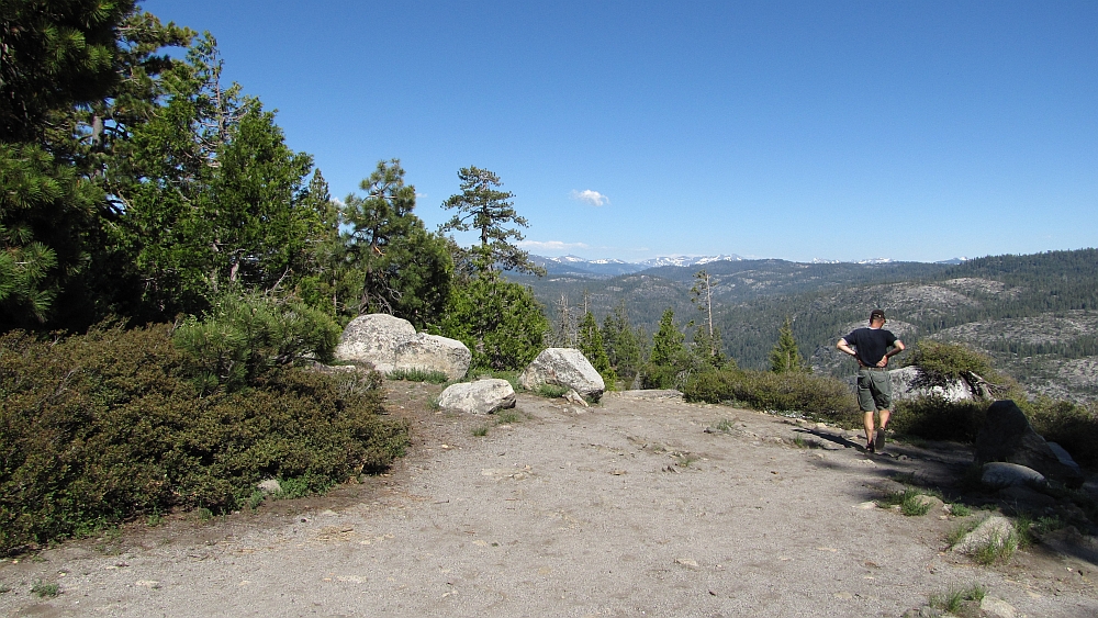 Unterwegs Aussichten auf die immer noch schneebedeckte Sierra