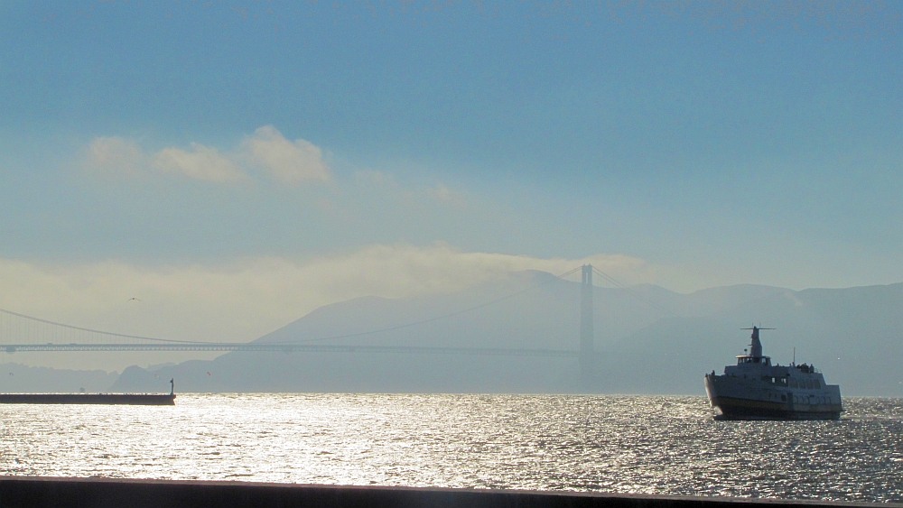 Fähre über die Bay, Golden Gate im Dunst